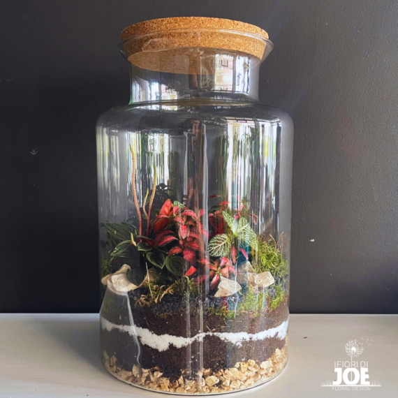 un vaso in vetro con fiori all'interno