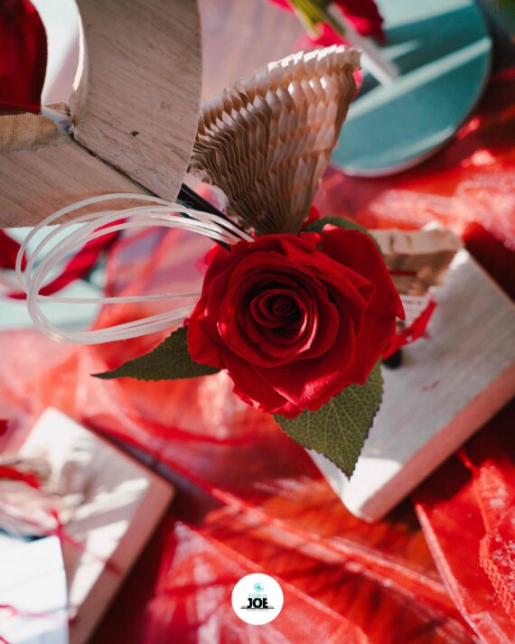 Rosa stabilizzata con cuore in legno - immagine 2
