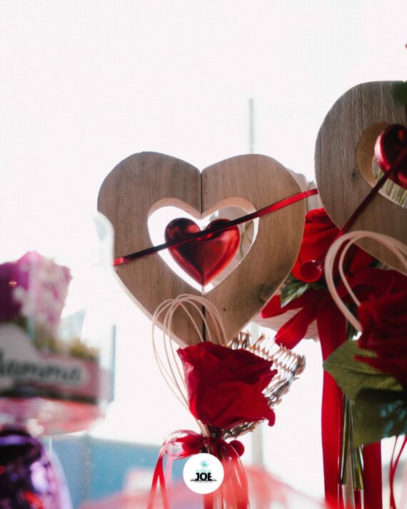 Rosa stabilizzata con cuore in legno - immagine 4